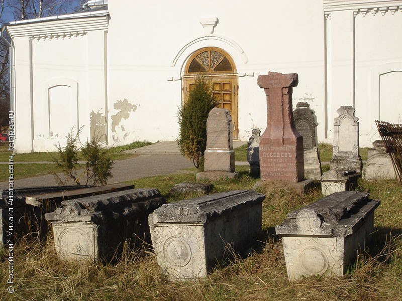 Файл:Старые памятники и надгробные камни у храма Успения Богородицы села Красное.jpg