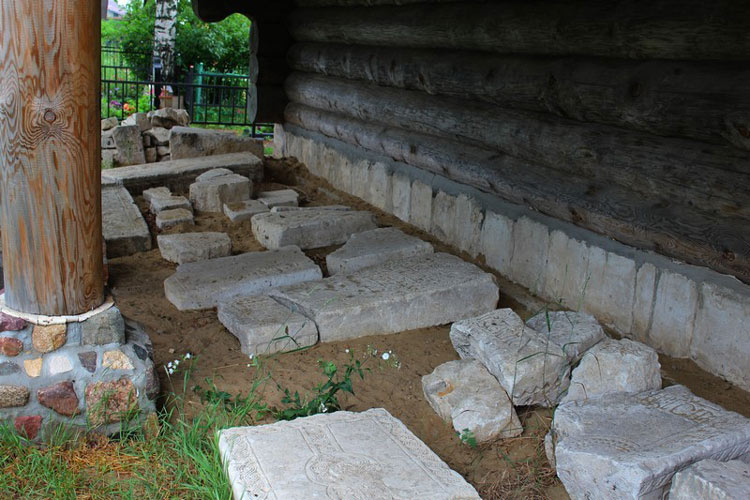 Файл:Надгробные плиты XVI-XVII веков.jpg